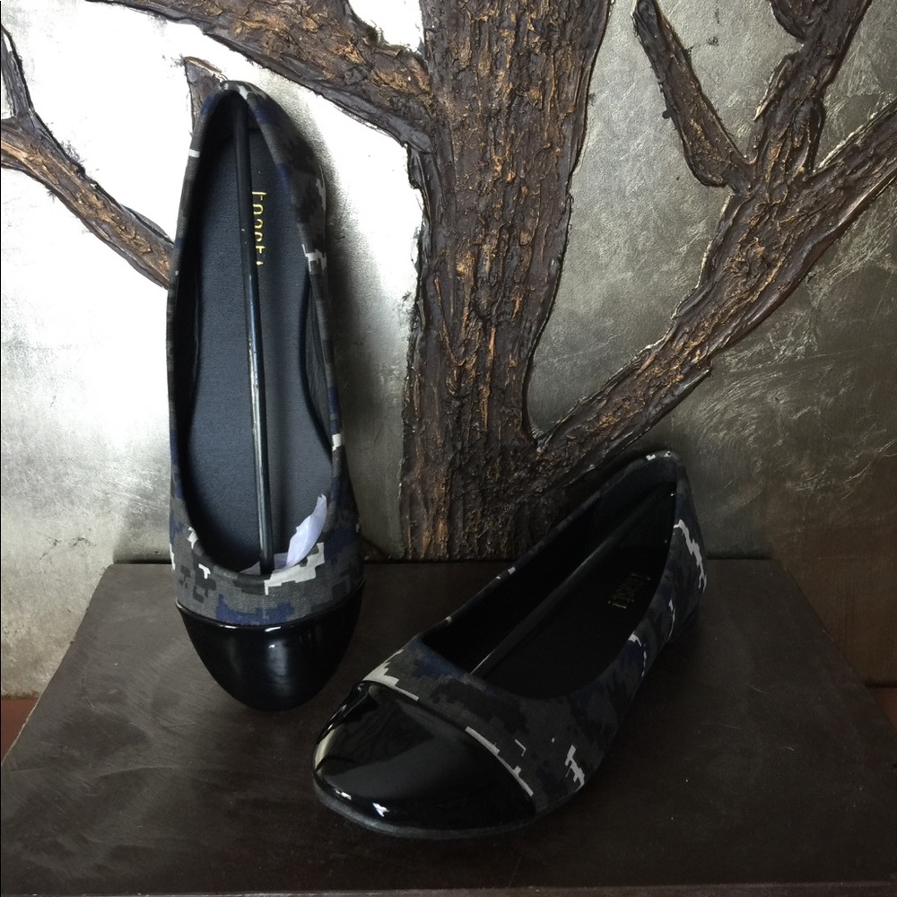 Casual camo ballet flats